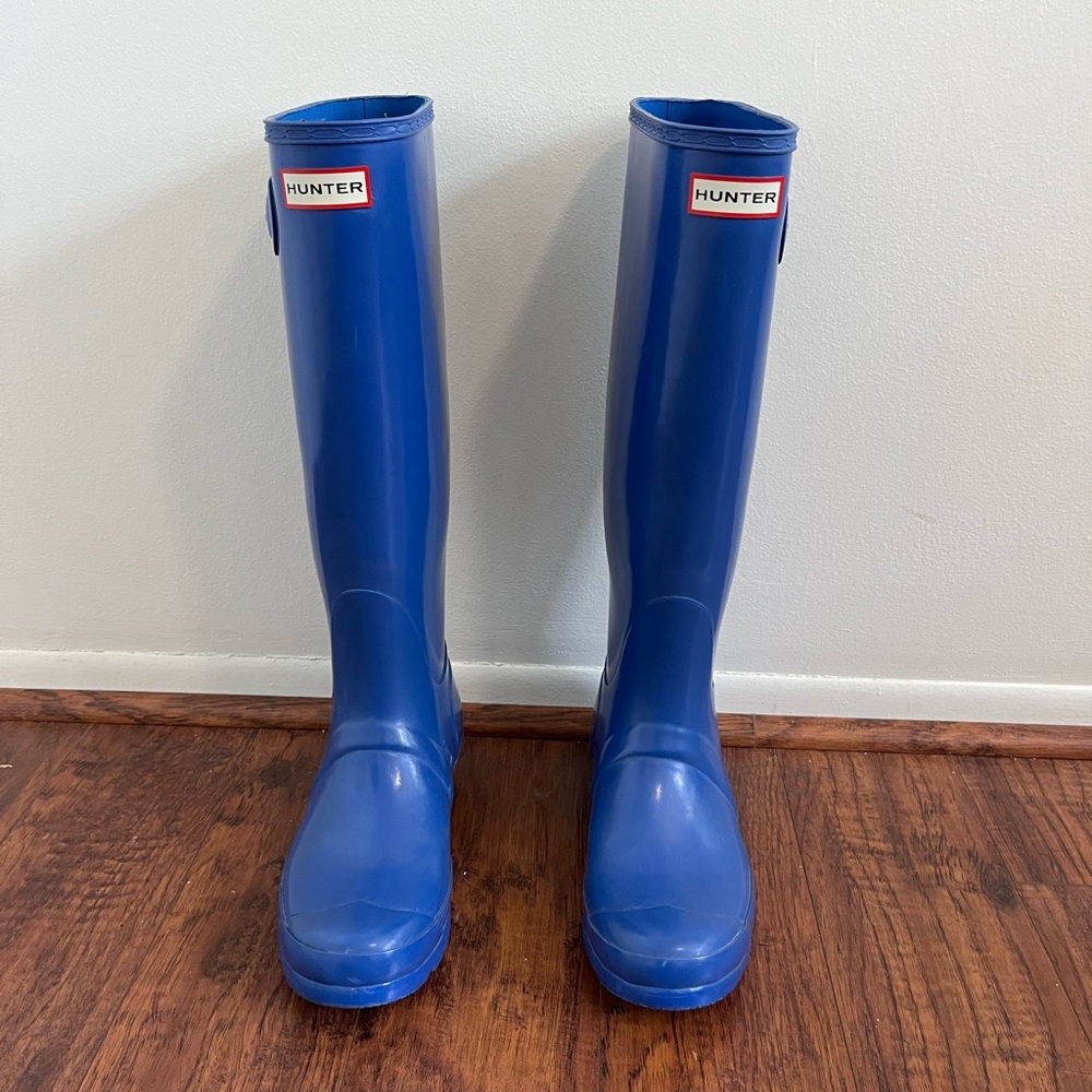 💙 Genuine Hunter Royal Blue Boots 💙 size 8, light scoffing (see photo)